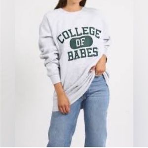 Brunette the Label “College Of Babes” BigSis Crew Pebble Grey/ EverGrn Size XS-S